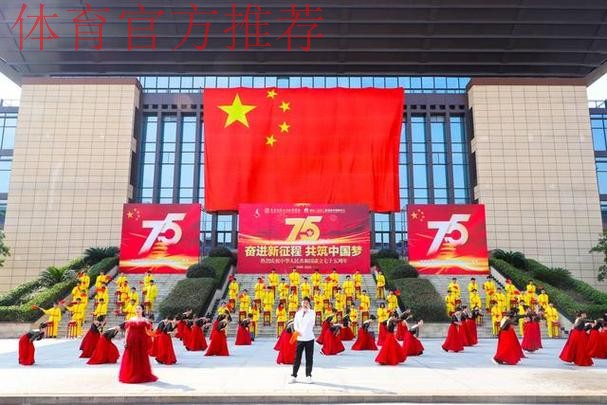 三万人齐唱《我和我的祖国》,球场变红色海洋 三万人齐唱《我和我的祖国》,球场变红色海洋